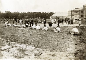 Fotografia orizzontale di due squadre che competono al tiro alla fune da Jessie Tarbox Beals